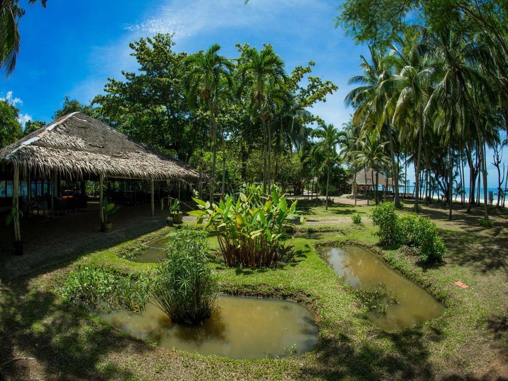 Baan Chumphon Hotel Pathio Exterior photo