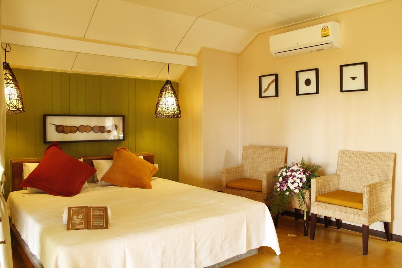 Baan Chumphon Hotel Pathio Exterior photo
